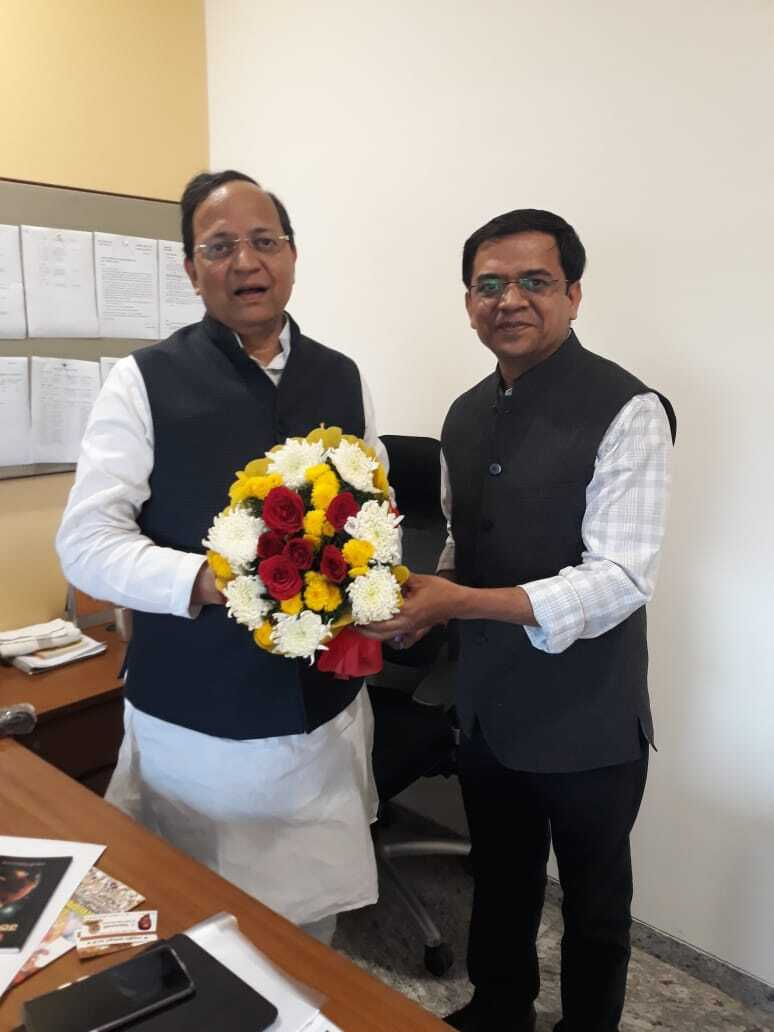 Vivek Singh Bagri (R) with Rajya Sabha MP Arun Singh (L)